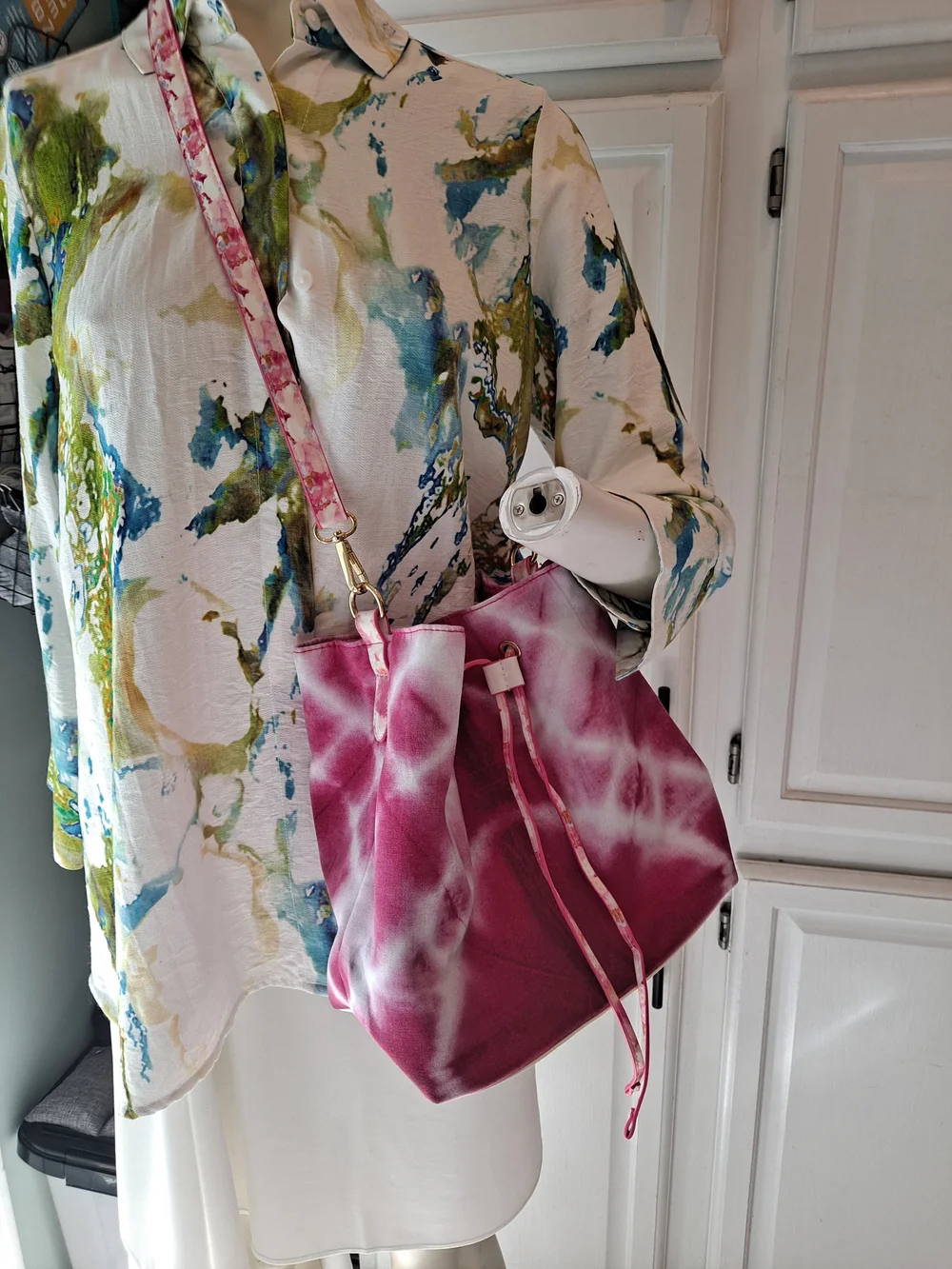 Estee Lauder Pink White Tie-Dye Cotton Poly Bucket Drawstring Hobo Tote Bag